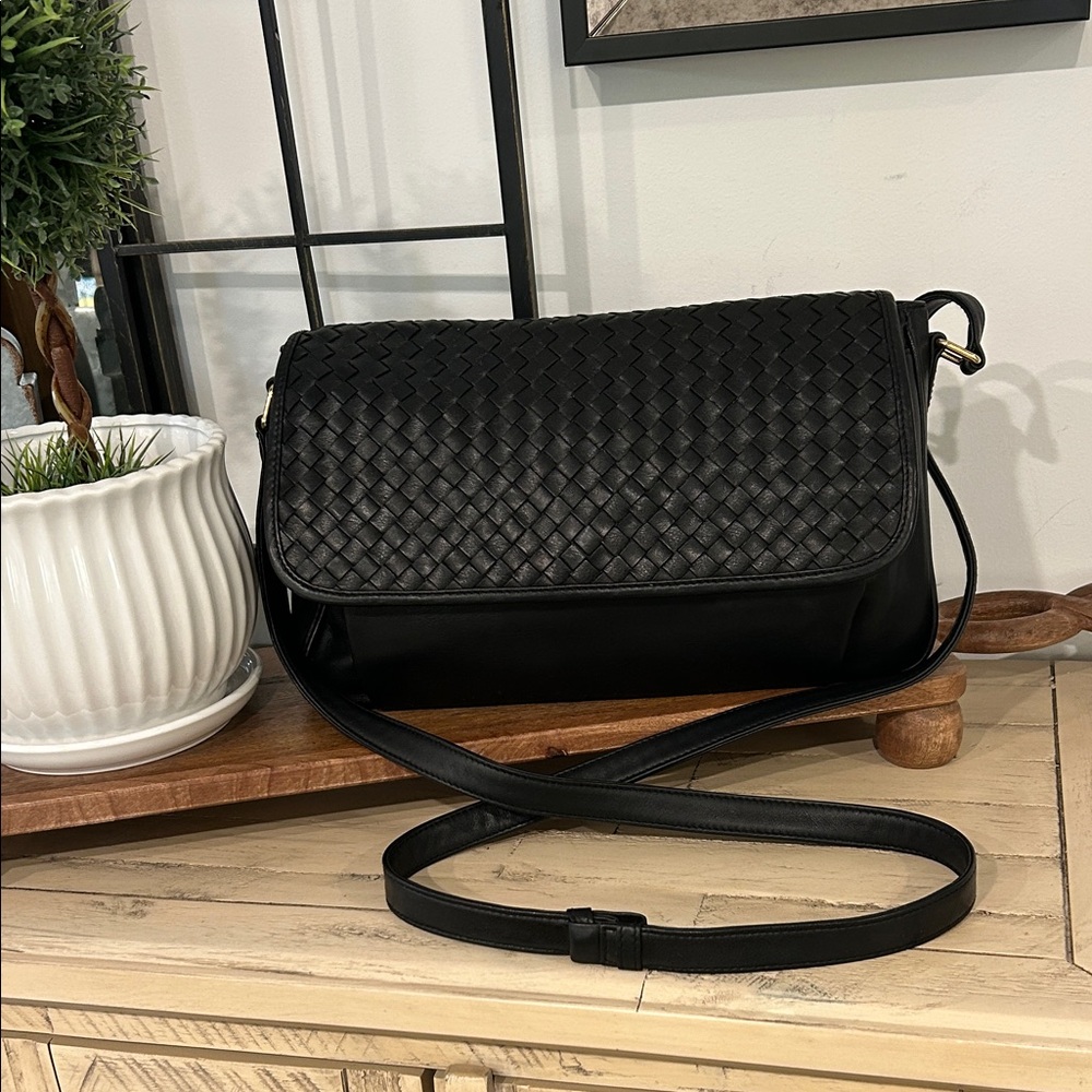 Elegant Black Woven Crossbody Bag - Picture 1 of 6